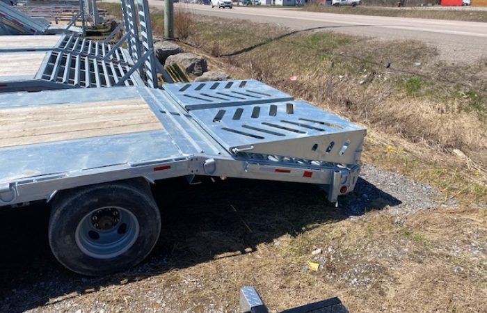 2023 Triumph 25′ Equipment Float - Image 4