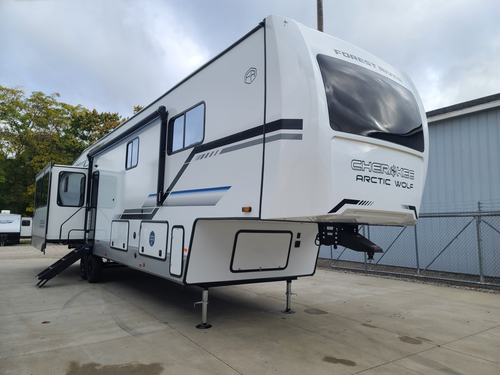 NEW 2025 Forest River Cherokee Arctic Wolf 3650SUITE - Image 7