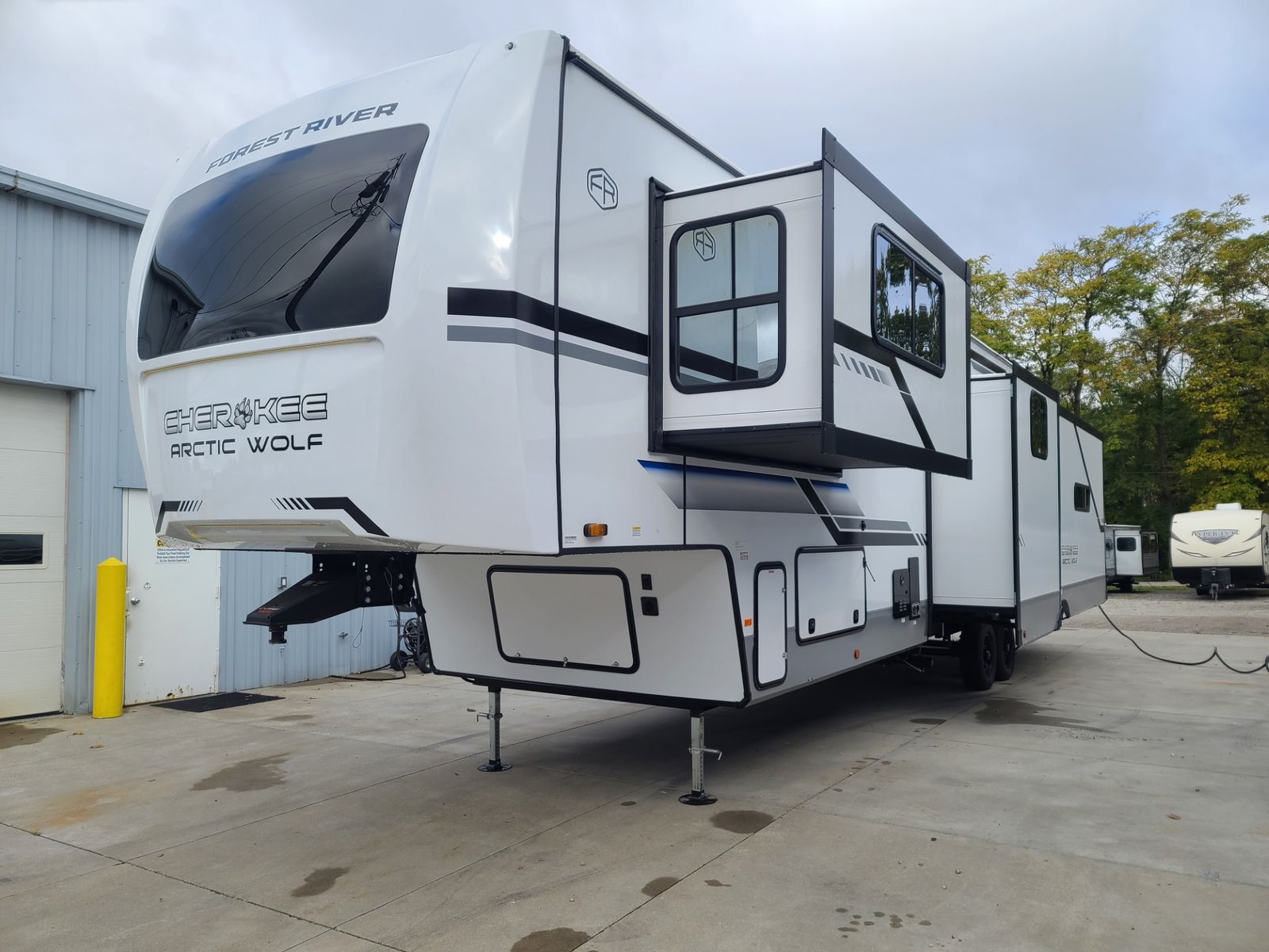 NEW 2025 Forest River Cherokee Arctic Wolf 3650SUITE - Image 4