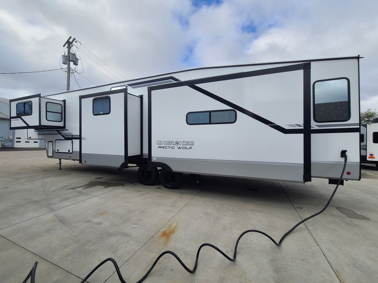 NEW 2025 Forest River Cherokee Arctic Wolf 3650SUITE - Image 3